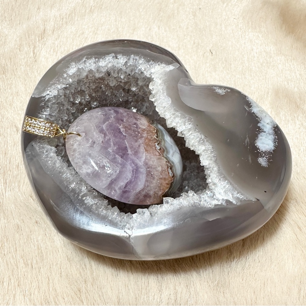 Heart-Shaped Geode Crystal Bowl Decor 3.5×3×1.5 inches - Picture 4 of 7